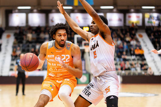 Norrköpings LaDarien Griffin och Umeås Cameron Oluyitan