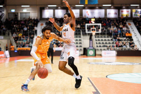 Norrköpings LaDarien Griffin och Umeås Cameron Oluyitan