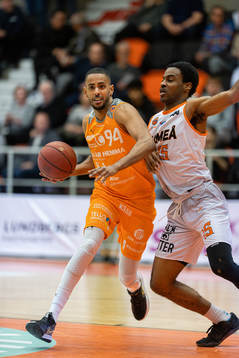 Norrköpings Nathan Dawit och Umeås Cameron Oluyitan