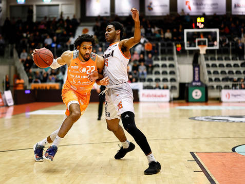 Norrköpings LaDarien Griffin och Umeås Cameron Oluyitan