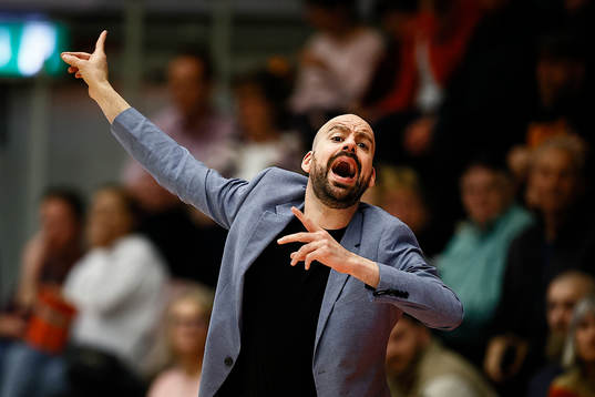 Umeås tränare Boris Balibrea reagerar