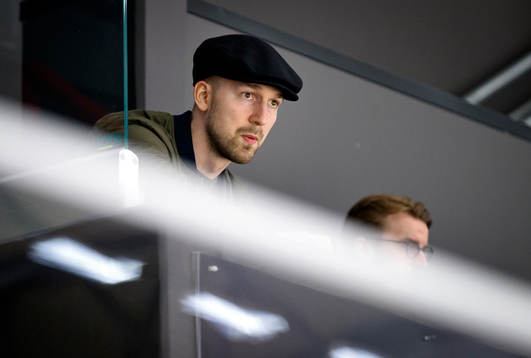 Örebros Rasmus Rissanen på läktaren