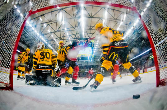 Örebros Linus Öberg gör 1-1 på Skellefteås målvakt