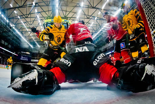 Kamp framför Örebros målvakt Jhonas Enroth