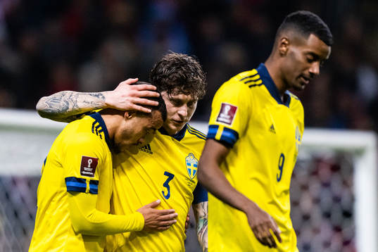 Robin Quaison celebrates with Victor Lindelöf and
