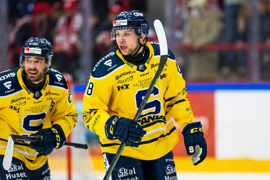 Södertäljes Emil Alba jublar