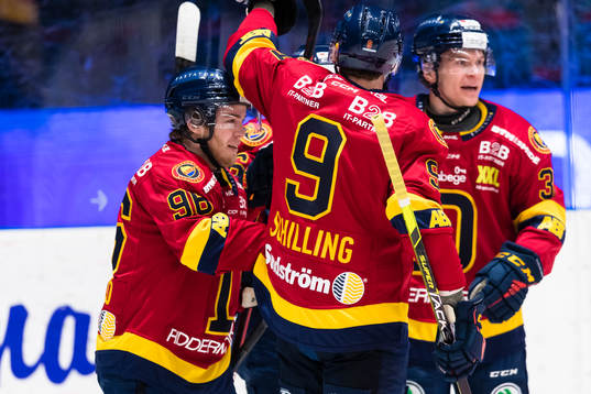 Djurgårdens Emil Berglund (v) gör 1-0 och jublar med