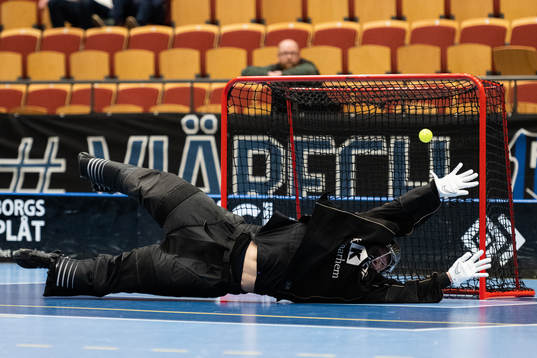 Helsingborgs Oliver Johansson (ej på bild) gör mål bakom