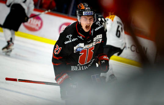 Örebros Linus Öberg gör 3-2 och jublar