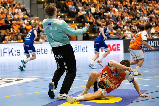 Alingsås målvakt Rickard Frisk jublar