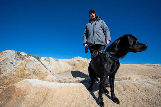 Frölundas tränare Roger Rönnberg med hunden Nelson
