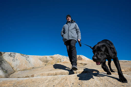 Frölundas tränare Roger Rönnberg med hunden Nelson