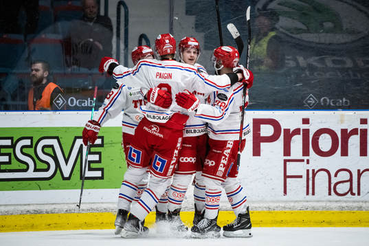 Timrås Sebastian Hartmann jublar med sina lagkamrater