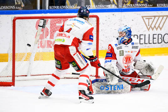 s Tyler Vesel (ej i bild) gör 4-0 bakom Västerviks