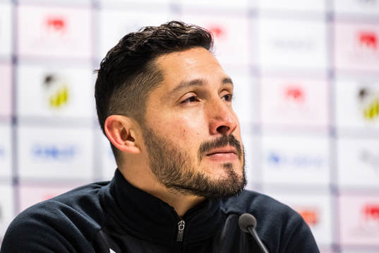 Hammarbys tränare Pablo Pinones-Arce på presskonferensen