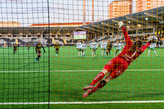Häckens Stine Larsen gör 2-0 på straff bakom Hammarbys