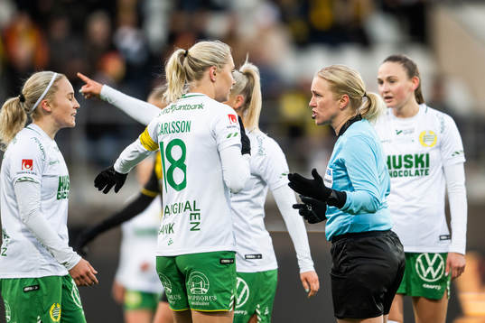 Hammarbys Alice Carlsson diskuterar med domare Sara Persson