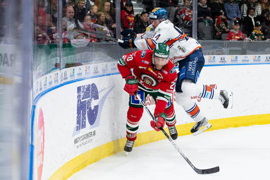 Frölundas Joel Lundqvist tacklar Växjös Joel Persson