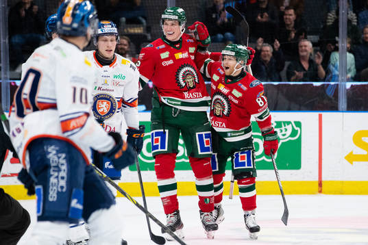 Frölundas Elmer Söderblom och Ryan Lasch jublar