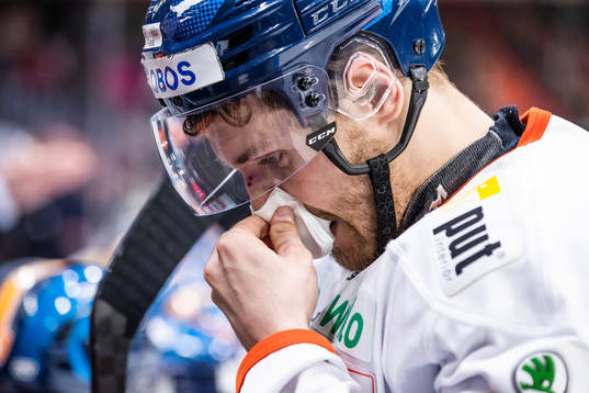 Växjös Arvid Lundberg blöder näsblod