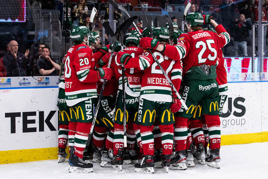 Frölundas spelare jublar med Jan Mursak