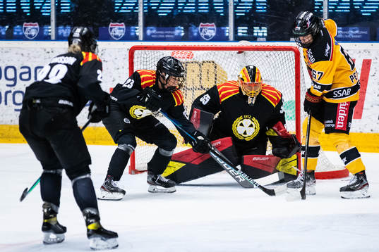 Brynäs Emma Forsgren och målvakt Ellen Jonsson mot