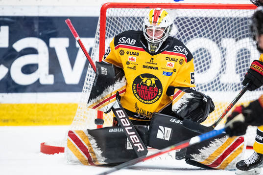 Luleås Sara Grahn släpper in 1-0 av Brynäs Maja Nylén