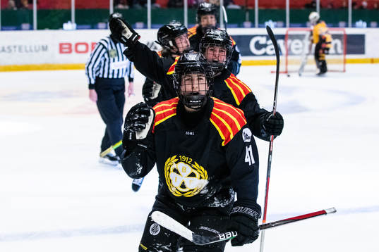 Brynäs Denisa Krizova jublar
