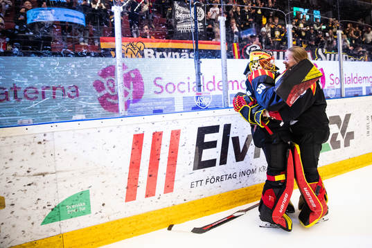 Brynäs målvakt Ellen Jonsson och målvakt Eveliina