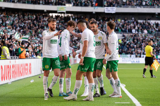 Hammarbys spelare jublar med Williot Swedberg