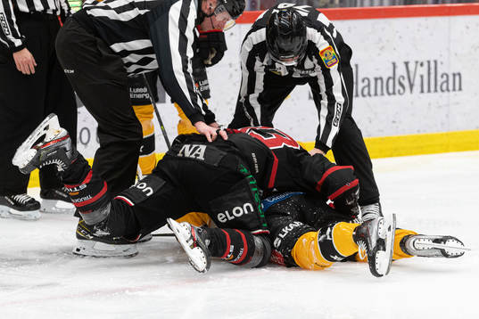 Örebros Christopher Mastomäki bråkar med Luleås Julius