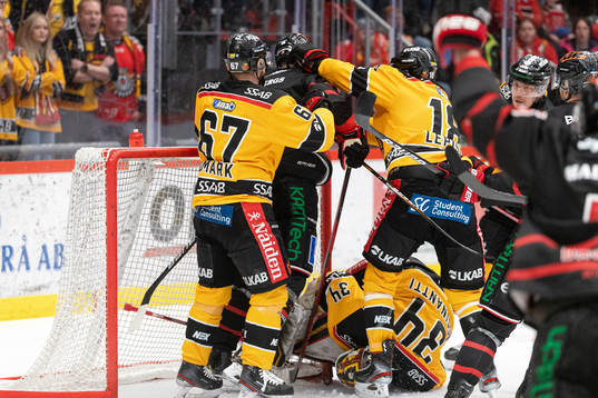 Örebros Emil Larsson i bråk med Luleås Linus Omark och