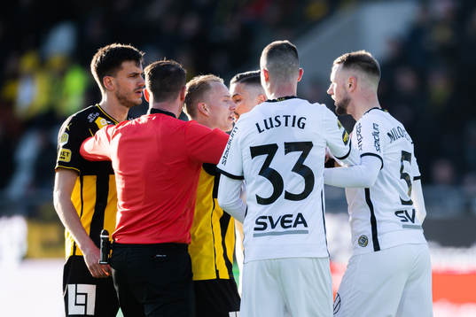 Häckens Alexander Jeremejeff och Gustav Berggren i bråk