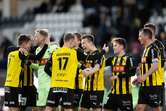 Häckens spelare jublar