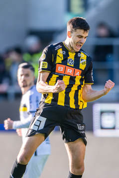 Häckens Alexander Jeremejeff jublar
