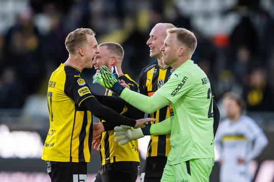 Häckens Gustav Berggren och målvakt Peter Abrahamsson