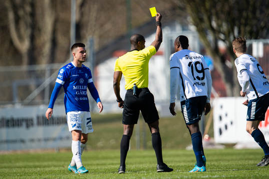 Trelleborgs Haris Brkic får varning av domaren Fredrik