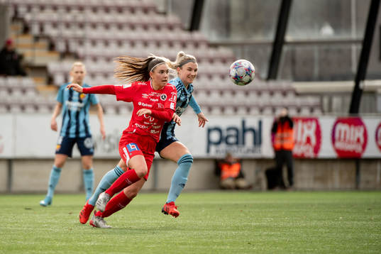 Örebros Lisa Frisk och Djurgårdens Emelie Lövgren