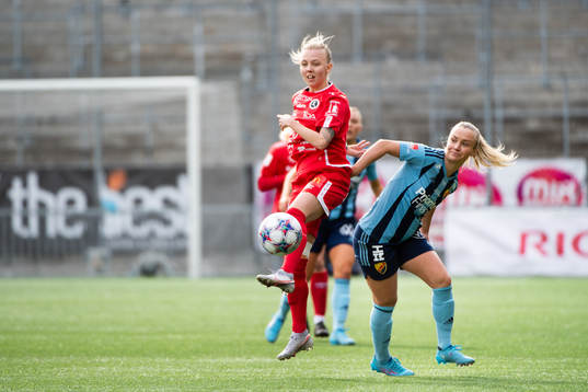 Örebros Carly Wickenheiser och Djurgårdens Tove Almqvist