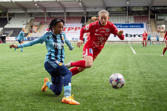Djurgårdens Linda Maserame Motlhalo och Örebros Elsa