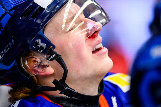 Växjös Michael Krutil blöder