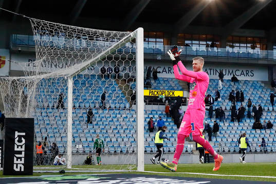Varbergs målvakt Fredrik Andersson jublar