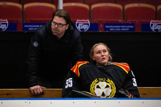 Ove Molin och Brynäs målvakt Ellen Jonsson som deppar