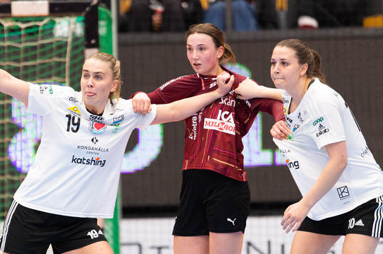 Lugis Olivia Löfqvist hålls fast av Kungälvs Wilma
