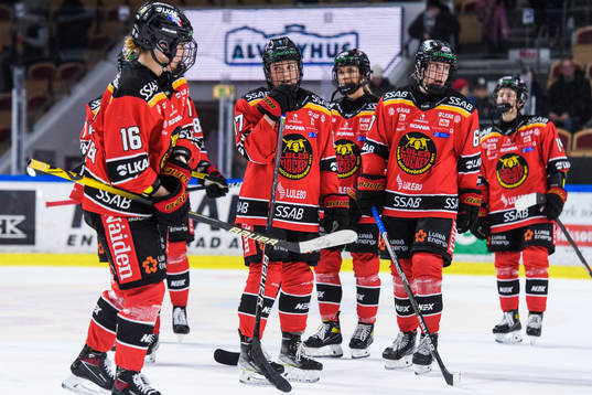Luleås Sofia Skriver deppar med lagkamrater