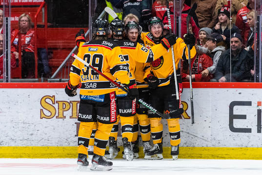 Luleås Pontus Andreasson jublar med lagkamrater