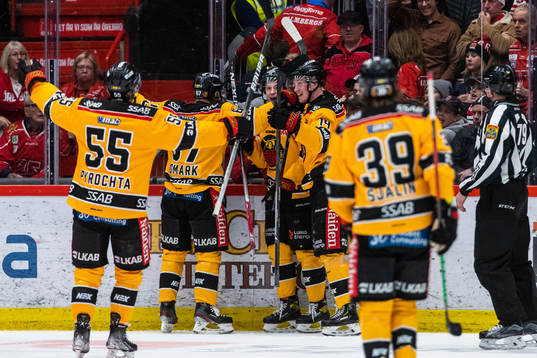 Luleås Pontus Andreasson jublar med lagkamrater