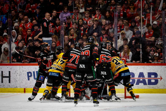 Örebros Gustav Backström och målvakt Jhonas Enroth och