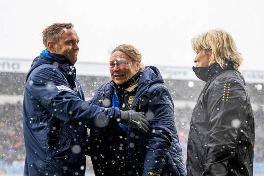 Martin Sjögren, head coach of Norway, talks to Katarina