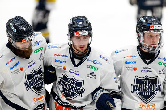 Karlskogas David Lilja får hjälp att ta sig av isen